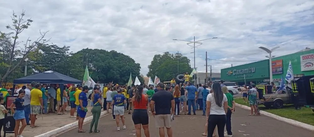 Direita reúne apoiadores em Coxim em ato por Flávio Bolsonaro na reta final da eleição