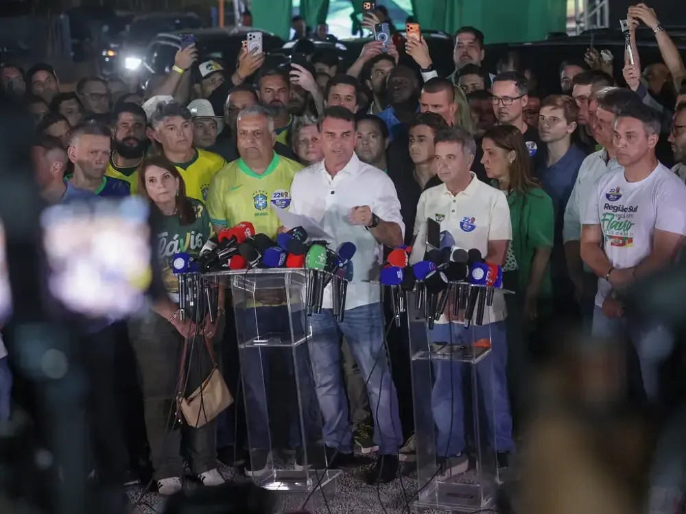 Flávio Bolsonaro teria viajado para os EUA após decisão do STF e cancelamento de passaportes